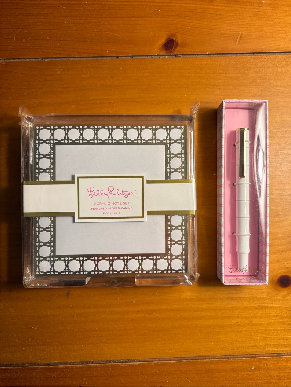Lilly Pulitzer White Acrylic Note Set with Gold Trim and White Pen NWT